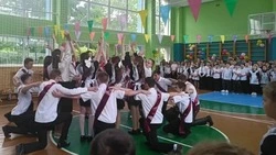 Красненцы поздравили 35 выпускников 11 классов муниципалитета с окончанием школы