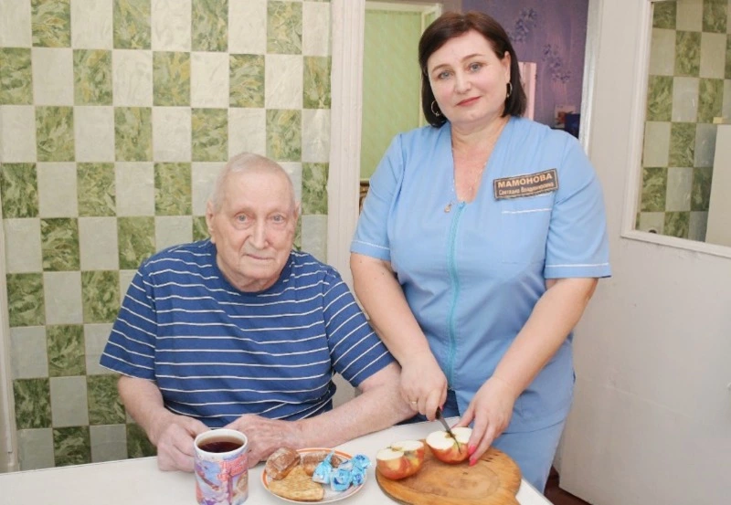 Свет её заботы. Как красненский соцработник помогает землякам