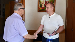 Глава администрации Алексеевского горокруга поздравил журналиста и краеведа с 80-летием
