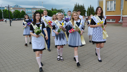 Красненская школа имени Марии Светличной в 75-й раз провела выпускную линейку