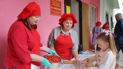 Со вкусом лета. Жители Красненского района провели фестиваль садовой земляники