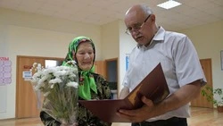 Глава администрации Красненского района поздравил жительницу Лесного Уколова с 95-летием