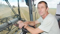 Красненский комбайнер освоил новую технику и успешно трудится на полях района
