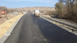 Дорожные службы уложат покрытие на новый мост через реку Черная Калитва в Алексеевском округе