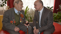 Глава Красненского района вручил ветеранам войны и труженикам тыла юбилейные медали