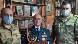 Замначальника Белгородского управления нацгвардии наградил алексеевца памятным знаком