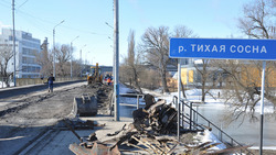 Сотрудники белгородской компании «Автомост» приступили к ремонту центрального моста в Алексеевке